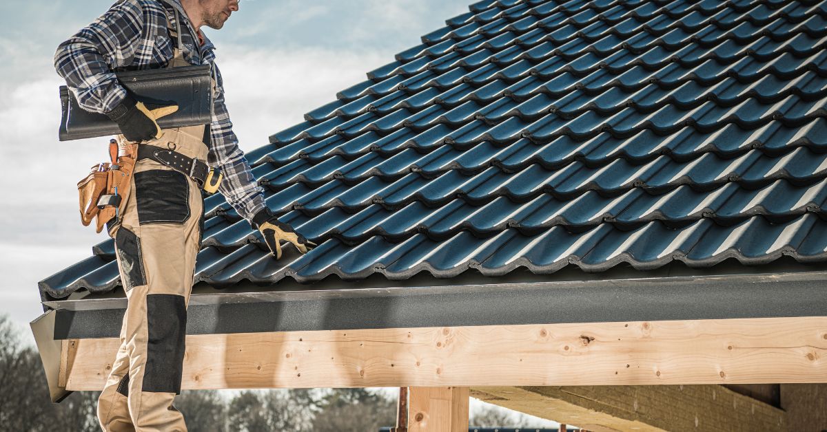 Mand arbejder på tag