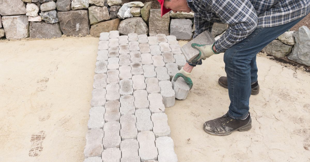 Havemand lægger sten